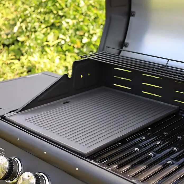 TAINO Grillplatte - L x B: 31 x 42 cm, Gusseisen - Schwarzer Gasgrill mit geöffnetem Deckel und dunkler Gusseisen-Grillplatte.