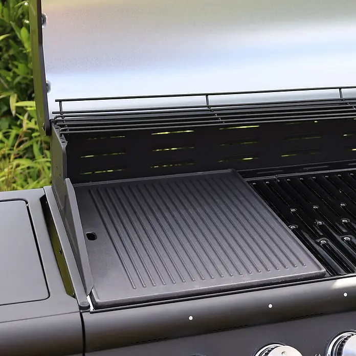 TAINO Grillplatte - L x B: 31 x 42 cm, Gusseisen - Offener schwarzer Gasgrill mit einer Gussplatte und Grillrosten, darüber ein Warmhalterost.