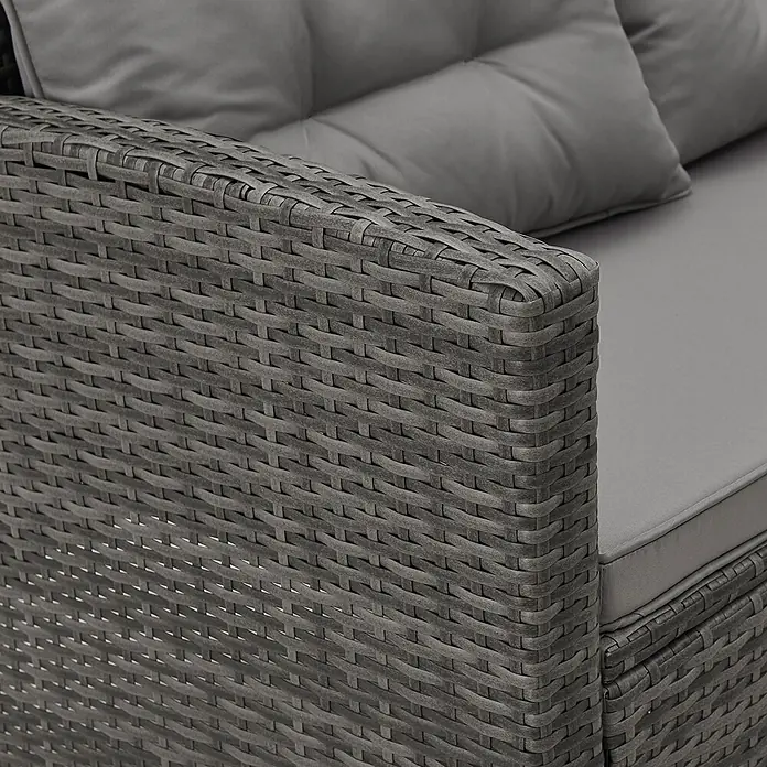 SVITA Loungemöbel-Set MONROE - 4 -tlg., Polyrattan, Grau - Nahaufnahme eines dunkelgrauen Rattan-Outdoor-Sofas mit grauen Kissen.