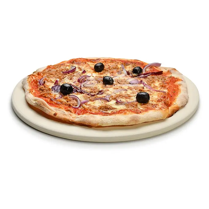 TAINO Pizzastein - L x B: 30 x 30 cm, Durchmesser: 30 cm, Cordierit - Heller Pizzastein mit einer frisch gebackenen Thunfisch-, Rotzwiebel- und Olivenpizza darauf.
