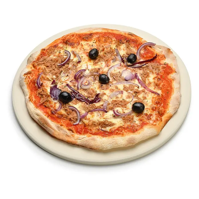 TAINO Pizzastein - L x B: 30 x 30 cm, Durchmesser: 30 cm, Cordierit - Runde Pizza mit Thunfisch, roten Zwiebeln und schwarzen Oliven, serviert auf einem hellbeigen Pizzastein.