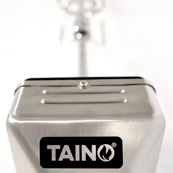 TAINO Drehspieß - Länge: 84,5 cm, Passend für: TAINO PLATINUM 2+1 und 3+1 sowie TAINO BLACK 2+1 und 3+1 - Gebürsteter Edelstahlkasten mit „TAIN O“-Logo, mit einer Schraube und geprägten Linien oben.