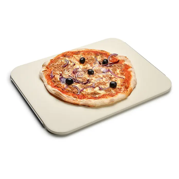 TAINO Pizzastein - L x B: 31 x 39 cm, Durchmesser: 38 cm, Cordierit - Heller, rechteckiger Pizzastein mit abgerundeten Ecken, auf dem eine frisch gebackene Pizza liegt.