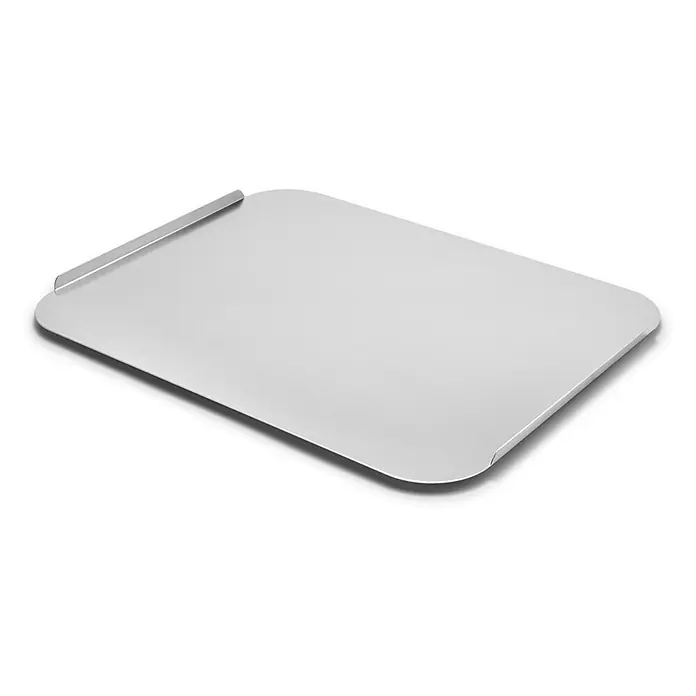 TAINO Pizzastein - L x B: 31 x 39 cm, Durchmesser: 38 cm, Cordierit - Elegante silberne Aluminium-Pizzaschaufel mit abgerundeten Ecken und leicht erhöhter Kante an einer Seite.