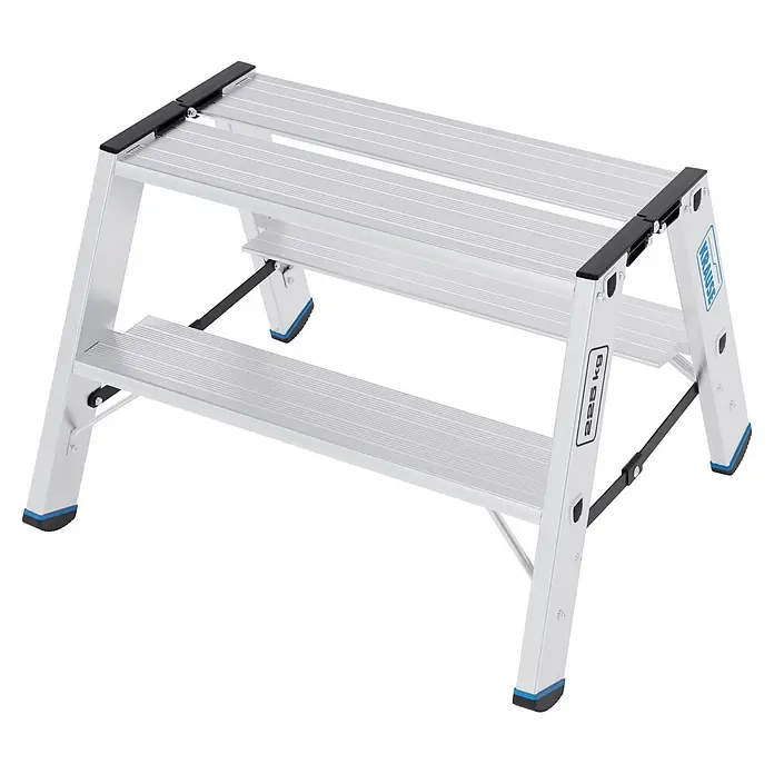 Krause Doppel-Klapptritt XL 2x2 - Anzahl Tritte: 4 Stk., Belastbarkeit: 225 kg, Aluminium - Silberne Aluminium-Klapptrittleiter mit zwei Stufen, blauen Akzenten an den Füßen, schwarzen Kappen und 225 kg Traglastetikett.