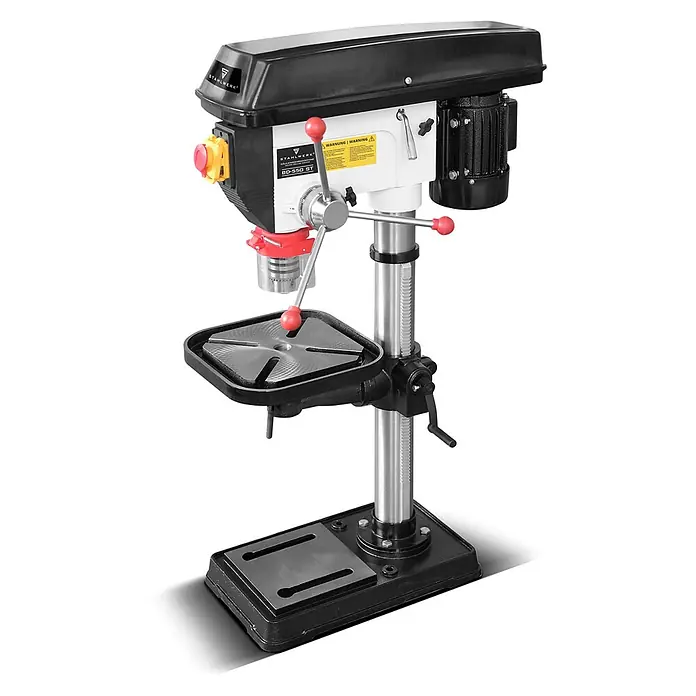 STAHLWERK Bohrmaschine BD-550 ST Säulenbohrmaschine 550W Leistung - 550 W - Eine schwarz-weiße Metall-Tischbohrmaschine mit roten Griffakzenten und verstellbarem Arbeitstisch.