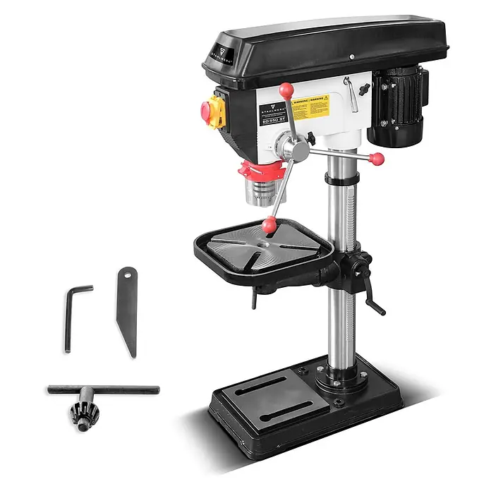 STAHLWERK Bohrmaschine BD-550 ST Säulenbohrmaschine 550W Leistung - 550 W - Eine schwarz-weiße Bohrmaschine mit roten Akzenten, inklusive Bohrfutterschlüssel, Inbusschlüssel und Keil. Stabile Metallkonstruktion.