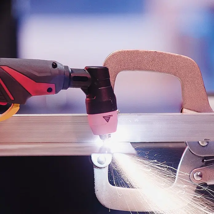 STAHLWERK Kombi-Schweißgerät Kombi Schweißgerät CTM-416 PULS 6-in-1 160 A -  - Plasmabrenner schneidet Metall mit Funken; schwarzer/roter Griff, rosa Düse.