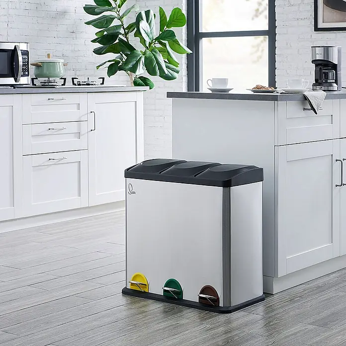 SVITA Treteimer TC3X20 - 60 l, Edelstahl, Silber - Edelstahl-Mülleimer mit drei Fächern und gelben, grünen, braunen Pedalen in einer modernen Küche.