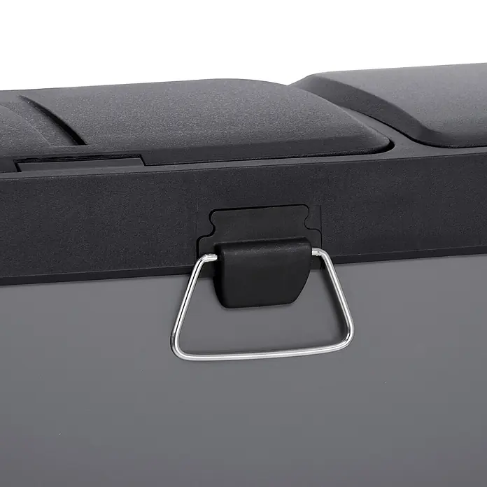 SVITA Treteimer TC2Combo26 - 26 l, Stahl, Grau - Nahaufnahme einer grau-schwarzen Kühlbox/Aufbewahrungsbox mit strukturierter Klappe und silbernem Metallgriff mit schwarzem Griffstück.