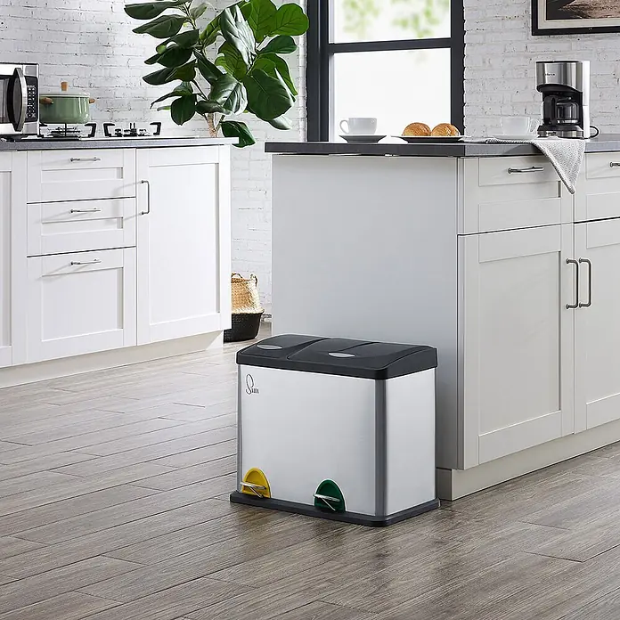 SVITA Treteimer TC2Combo26 - 26 l, Edelstahl, Silber - Mülleimer aus Edelstahl mit zwei Fächern, schwarzen Deckeln sowie gelben und grünen Fußpedalen in einer Küche.