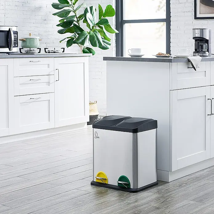 SVITA Treteimer TC2X15 - 30 l, Edelstahl, Silber - Edelstahl-Doppel-Tretmülleimer mit gelben und grünen Pedalen in einer modernen Küche zur Mülltrennung.