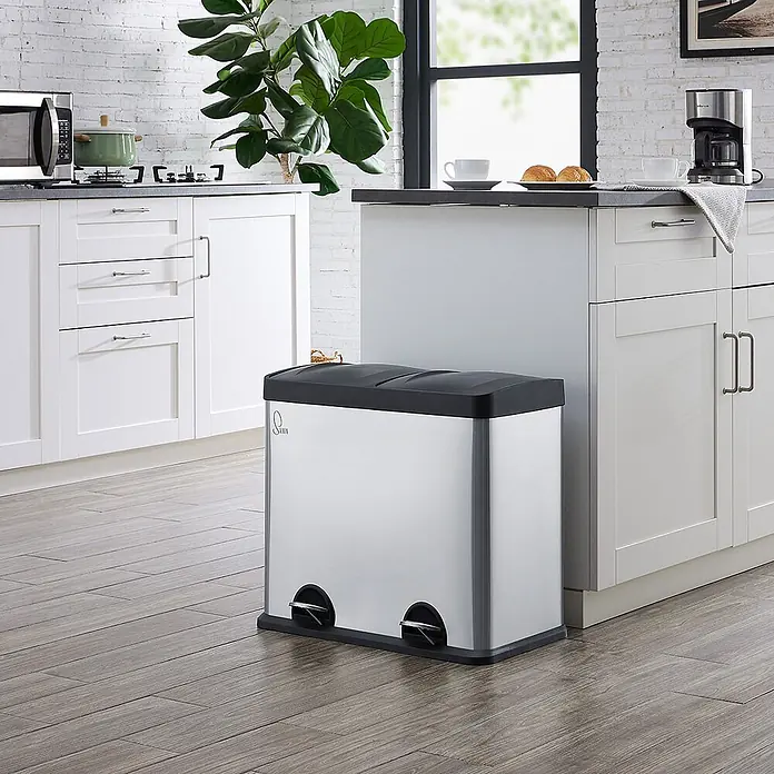 SVITA Treteimer T2X24 - 48 l, Edelstahl, Silber - Mülleimer aus Edelstahl mit zwei Fächern, schwarzen Deckeln und Fußpedalen, platziert neben einer weißen Kücheninsel in einer modernen Küche.