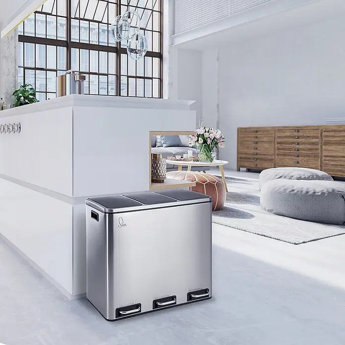SVITA Treteimer TM3X18 - 54 l, Metall, Silber - Edelstahl Mülleimer mit drei Fächern und Pedalen zur Mülltrennung, neben einer weißen Kücheninsel in einem modernen Zuhause.