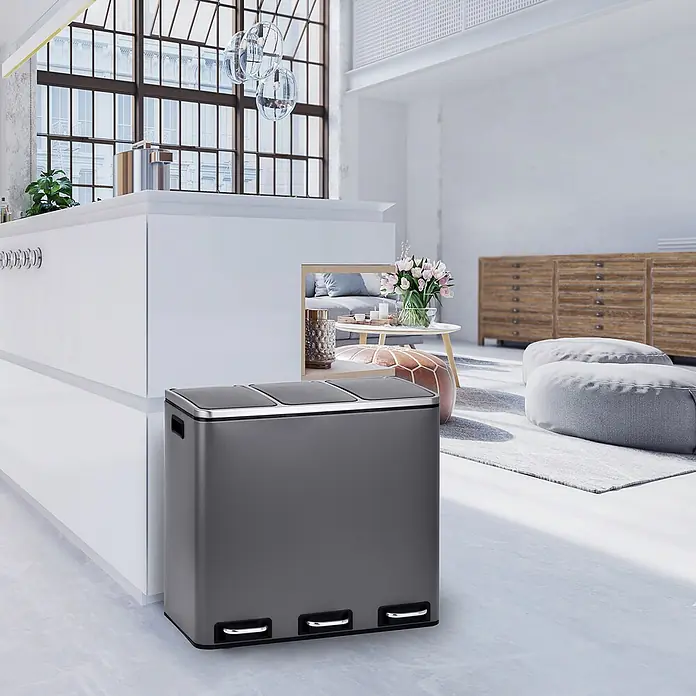 SVITA Treteimer TM3X18 - 54 l, Metall, Grau - Grauer Abfalleimer mit drei Fächern und Pedalen zur Mülltrennung, in modernem Wohnraum gezeigt.