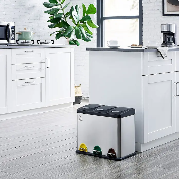 SVITA Treteimer TC3X8 - 24 l, Edelstahl, Silber - Dreifach-Mülleimer aus Edelstahl mit gelben, grünen und braunen Pedalen, in einer modernen Küche stehend.