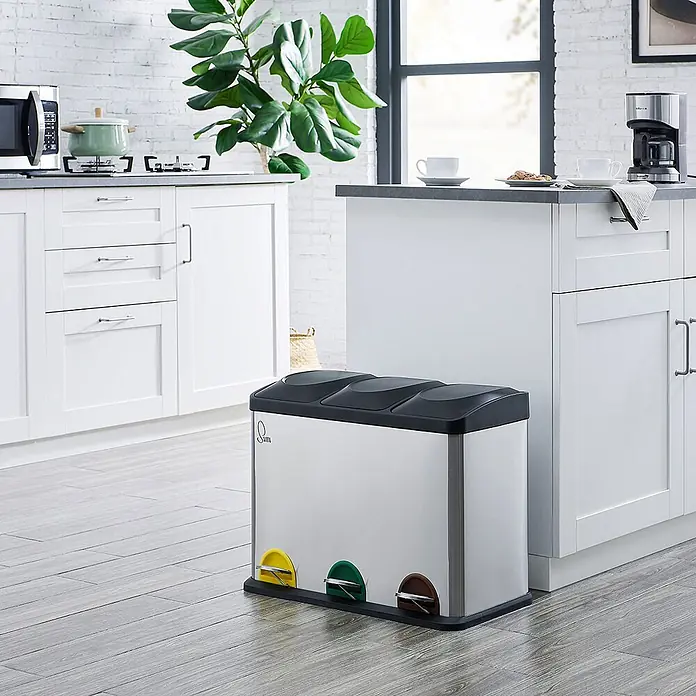 SVITA Treteimer TC3X15 - 45 l, Edelstahl, Silber - Dreifach-Mülleimer aus Edelstahl mit schwarzen Deckeln und farbigen Pedalen (gelb, grün, braun) in einer modernen Küche.