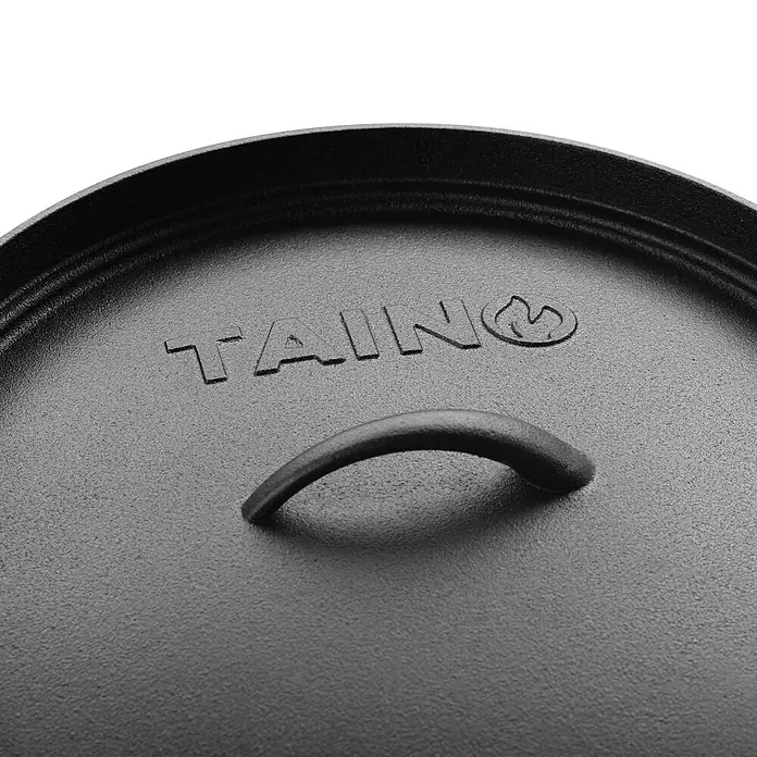 TAINO Dutch Oven - Ø x H: 30 x 22,5 cm, L x B x H: 33,5 x 35,5 x 22,5 cm, Gusseisen - Schwarzer Gusseisen-Dutch-Oven-Deckel mit 'TAIN'-Logo und Griff.