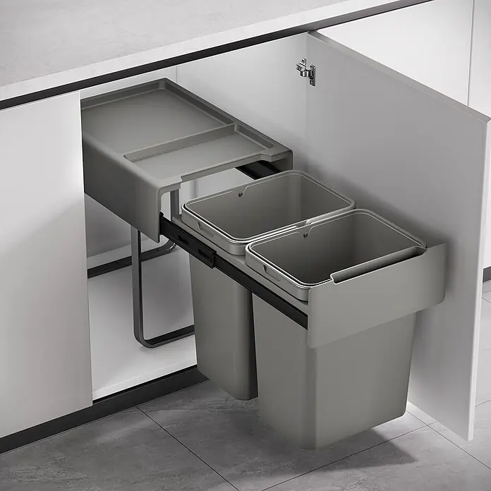 SVITA Einbaumülleimer EM2x20 - 40 l, Metall, Grau - Graues ausziehbares Mülltrennsystem mit zwei Behältern, teilweise aus einem Küchenschrank gezogen.