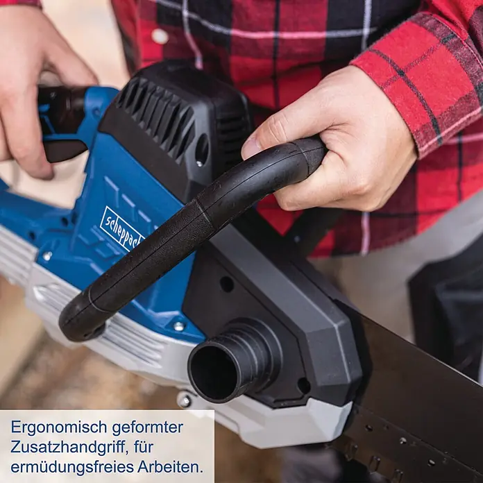 Scheppach Universalsäge AZE430 - 1.500 W, L x B x H: 970 x 220 x 125 mm - Eine Person hält eine blaue und schwarze Elektro-Gartensäge mit ergonomischem Zusatzhandgriff für ermüdungsfreies Arbeiten.