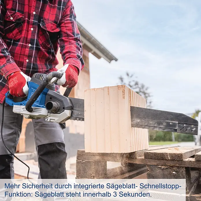 Scheppach Universalsäge AZE430 - 1.500 W, L x B x H: 970 x 220 x 125 mm - Ein Arbeiter in rotem Holzfällerhemd und Handschuhen schneidet draußen einen hellen Baustein mit einer elektrischen Blocksäge.