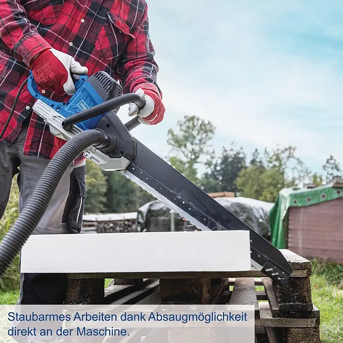 Scheppach Universalsäge AZE430 - 1.500 W, L x B x H: 970 x 220 x 125 mm - Person verwendet eine blau-schwarze Säge mit Staubabsaugung zum Schneiden eines weißen Blocks für staubarmes Arbeiten.