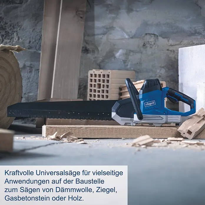 Scheppach Universalsäge AZE430 - 1.500 W, L x B x H: 970 x 220 x 125 mm - Blau-schwarze Scheppach Universalsäge auf einer Baustelle zum Schneiden von Holz, Ziegeln oder Dämmwolle.
