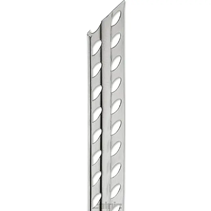 Catnic Putzabschlussprofil - Länge: 250 cm, Passend für: 10 mm Putzstärke, Stahl - Nahaufnahme eines glänzenden, perforierten Metallprofils für Fliesen, das für saubere Kanten und Ecken im Badezimmer verwendet wird.