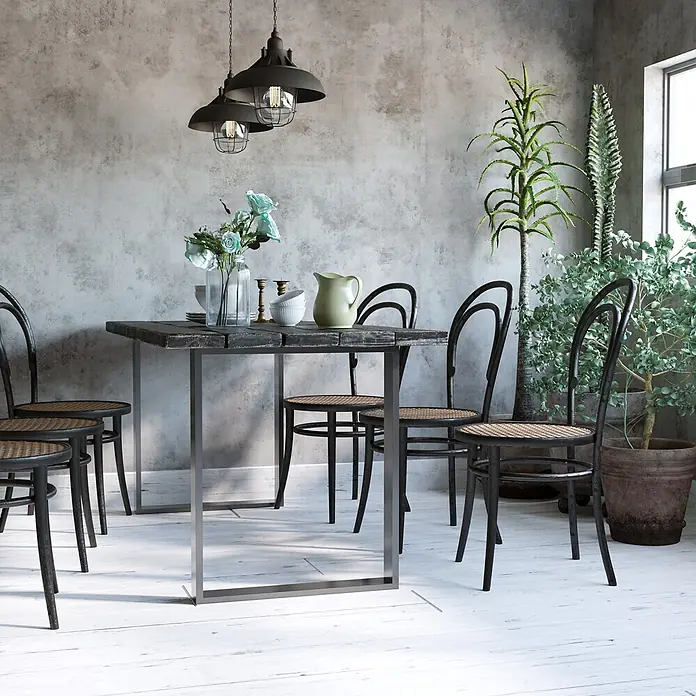 Homcom Tischgestell - L x B x H: 60 x 8 x 72 cm, Traglast: 60 kg, Stahl - Industrieller Essbereich mit dunklem Holztisch und schwarzen Bugholzstühlen mit Flechtsitzen, vor Betonwänden und hellem Holzboden.