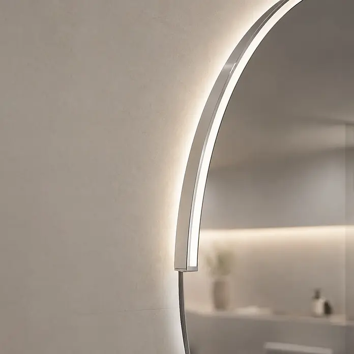 Espejo con luz Siro - Diámetro: 80 cm, Cromo - Primer plano de un espejo redondo iluminado con marco plateado y luz LED integrada, que refleja un interior de baño moderno.