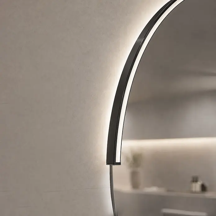 Espejo con luz Siro - Diámetro: 80 cm, Negro - Espejo redondo con iluminación LED integrada en un baño moderno.