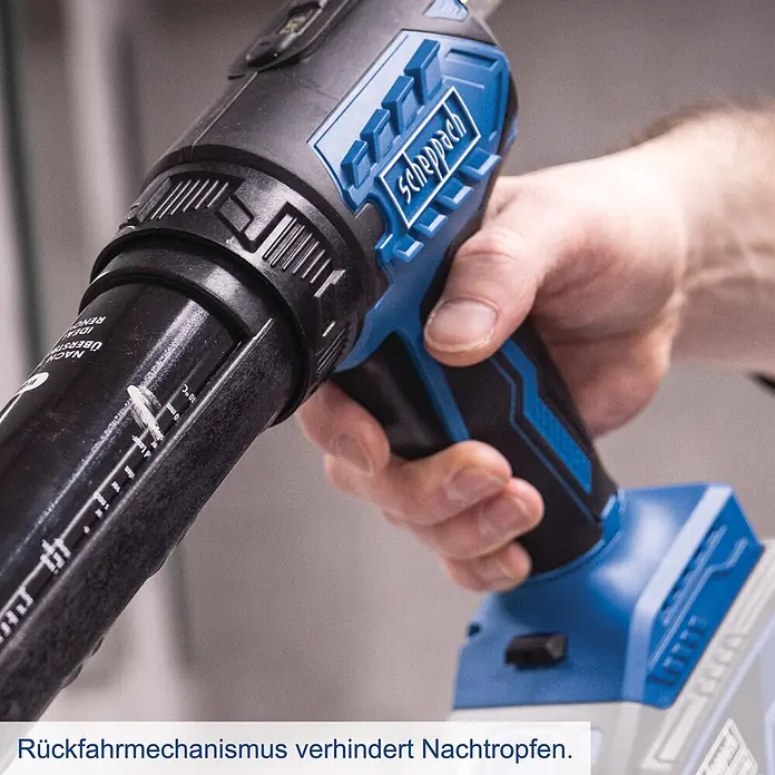 Scheppach IXES 20V Akku-Kartuschenpresse C-SEG310-X - 20 V, Ohne Akku - Eine Hand hält eine blaue und schwarze Akku-Kartuschenpistole, die ihren Nachtropfschutz hervorhebt.