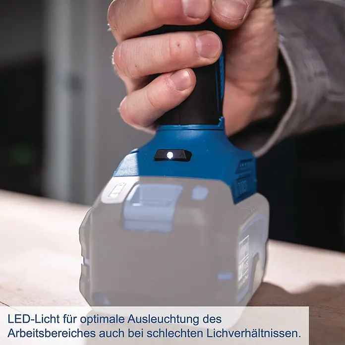 Scheppach IXES 20V Akku-Kartuschenpresse C-SEG310-X - 20 V, Ohne Akku - Nahaufnahme einer Person, die ein blau-schwarzes Elektrowerkzeug mit leuchtendem LED-Licht für bessere Sicht hält.