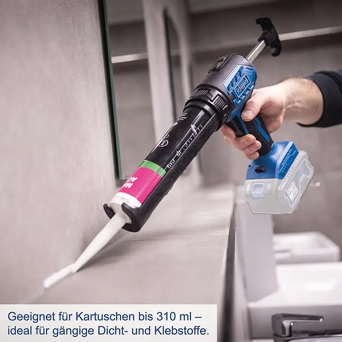 Scheppach IXES 20V Akku-Kartuschenpresse C-SEG310-X - 20 V, Ohne Akku - Hand trägt weißen Dichtstoff mit blau-schwarzer Scheppach Akku-Kartuschenpresse auf eine Fuge auf.