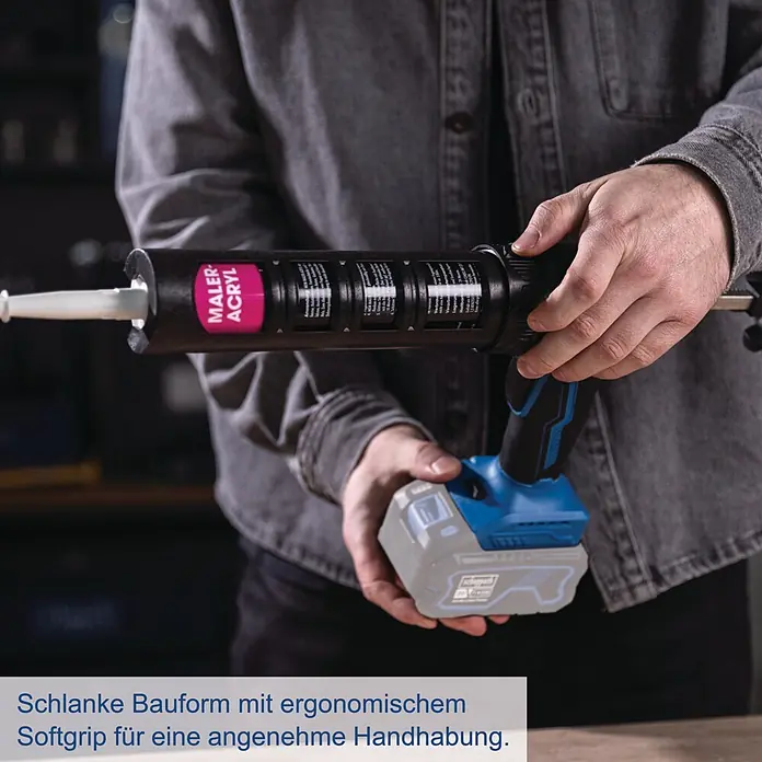 Scheppach IXES 20V Akku-Kartuschenpresse C-SEG310-X - 20 V, Ohne Akku - Person hält eine blaue Akku-Kartuschenpresse mit schwarzem Maler-Acryl, schlankem Design und ergonomischem Softgrip für angenehme Handhabung.