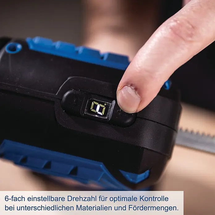 Scheppach IXES 20V Akku-Kartuschenpresse C-SEG310-X - 20 V, Ohne Akku - Nahaufnahme einer Hand, die eine Taste an einem schwarz-blauen Elektrowerkzeug drückt, das Geschwindigkeit '1' anzeigt, mit sichtbarem Sägeblatt.