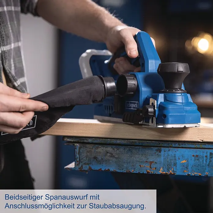 Scheppach IXES 20V Akku-Hobel BC-PLM82-X - 20 V, Ohne Akku, Hobeltiefe: 0 mm - 2 mm, Leerlaufdrehzahl: 15.000 U/min - Blauer Elektrohobel auf Holz, mit angeschlossenem Staubfangbeutel zur Absaugung.