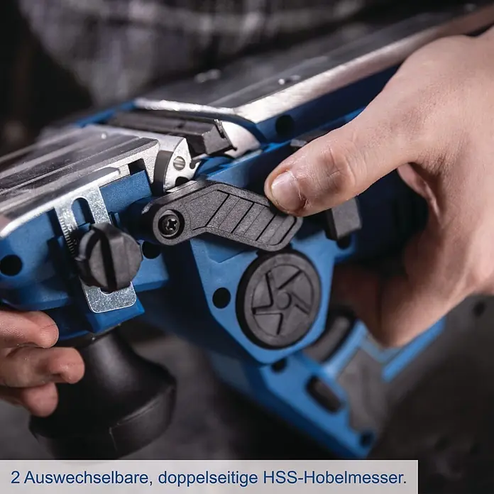 Scheppach IXES 20V Akku-Hobel BC-PLM82-X - 20 V, Ohne Akku, Hobeltiefe: 0 mm - 2 mm, Leerlaufdrehzahl: 15.000 U/min - Hände halten einen blauen und schwarzen Elektrohobel, mit verstellbarem Hebel und Tiefenregler. Mit HSS-Hobelmessern.