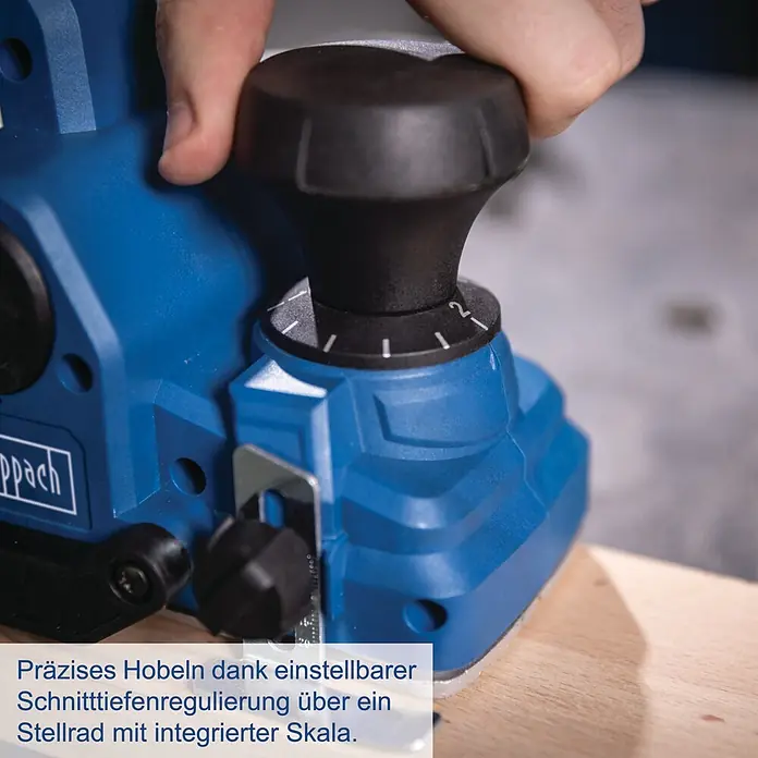 Scheppach IXES 20V Akku-Hobel BC-PLM82-X - 20 V, Ohne Akku, Hobeltiefe: 0 mm - 2 mm, Leerlaufdrehzahl: 15.000 U/min - Blauer Elektrohobel mit Hand, die den Schnitttiefenregler einstellt. Auf einer Holzoberfläche verwendet.