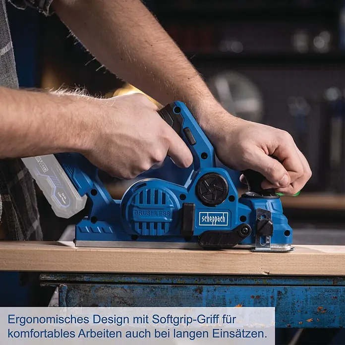 Scheppach IXES 20V Akku-Hobel BC-PLM82-X - 20 V, Ohne Akku, Hobeltiefe: 0 mm - 2 mm, Leerlaufdrehzahl: 15.000 U/min - Blauer Scheppach Akku-Hobel mit "BRUSHLESS"-Technologie, von einer Person zum Hobeln eines Holzbretts verwendet.