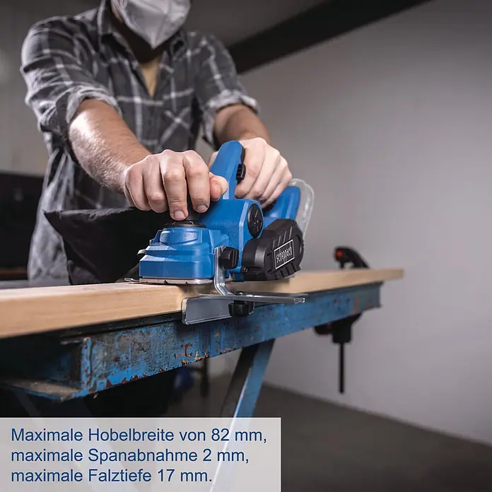 Scheppach IXES 20V Akku-Hobel BC-PLM82-X - 20 V, Ohne Akku, Hobeltiefe: 0 mm - 2 mm, Leerlaufdrehzahl: 15.000 U/min - Eine Person hobelt mit einem blauen Elektrohobel ein Holzbrett.