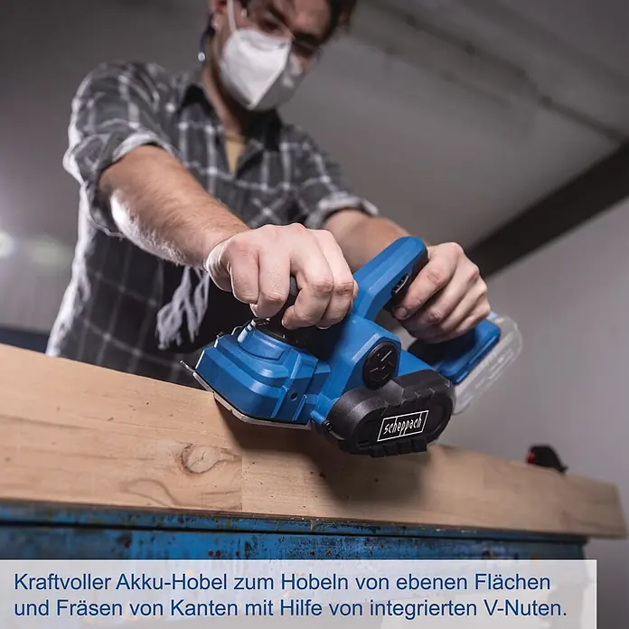 Scheppach IXES 20V Akku-Hobel BC-PLM82-X - 20 V, Ohne Akku, Hobeltiefe: 0 mm - 2 mm, Leerlaufdrehzahl: 15.000 U/min - Person mit Schutzausrüstung hobelt Holz mit einem blauen Akku-Hobel.