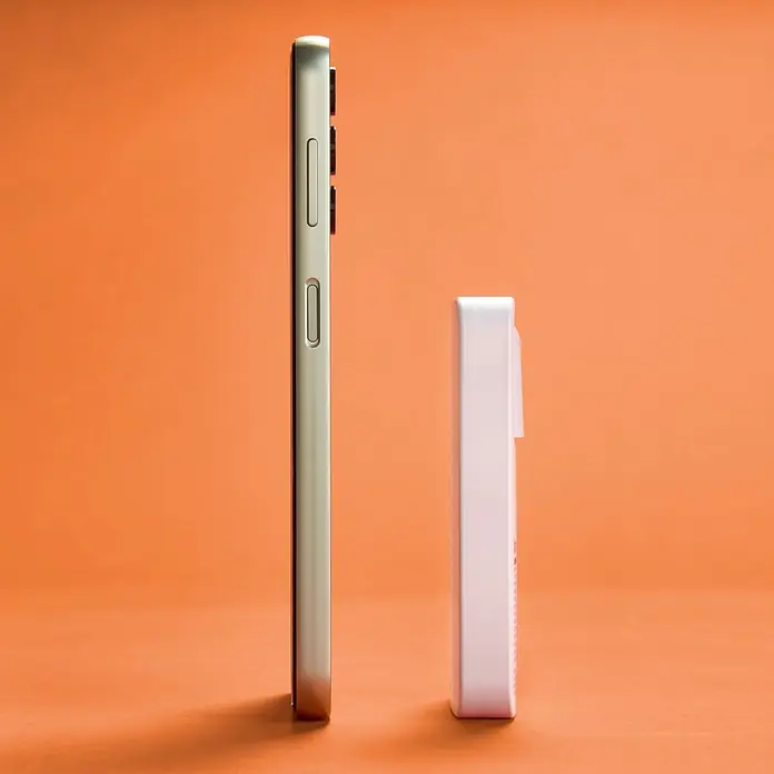 Hama Cargador rápido 00201976 - Blanco - Un smartphone delgado y metálico claro junto a un dispositivo electrónico rectangular blanco.