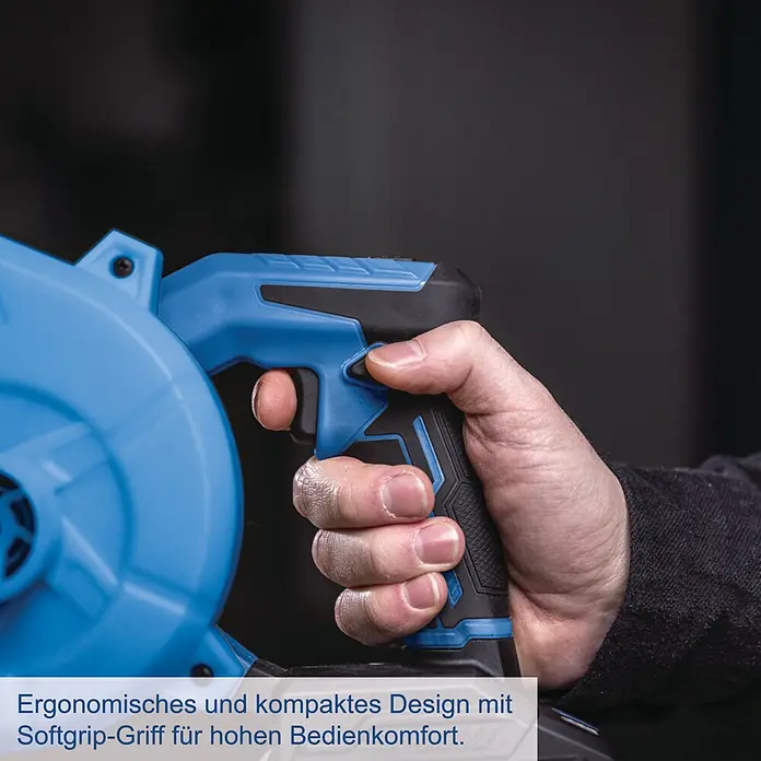 Scheppach IXES 20V Akku-Gebläse C-WBL180-X - 20 V, Ohne Akku - Eine Hand hält den Softgrip-Griff des blau-schwarzen Elektrowerkzeugs, was sein ergonomisches Design und hohen Bedienkomfort hervorhebt.
