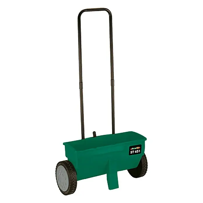 Gardol Carro esparcidor ST 451 - 12 l, Plástico - Un esparcidor de semillas de césped verde con ruedas negras y un mango negro. Se utiliza para distribuir las semillas de manera uniforme en el jardín.