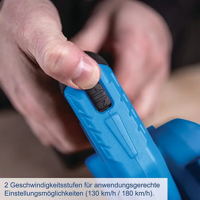 Scheppach IXES 20V Akku-Gebläse C-WBL180-X - 20 V, Ohne Akku - Hand bedient den schwarzen Schieberegler für die zwei Geschwindigkeitsstufen des blauen Geräts.