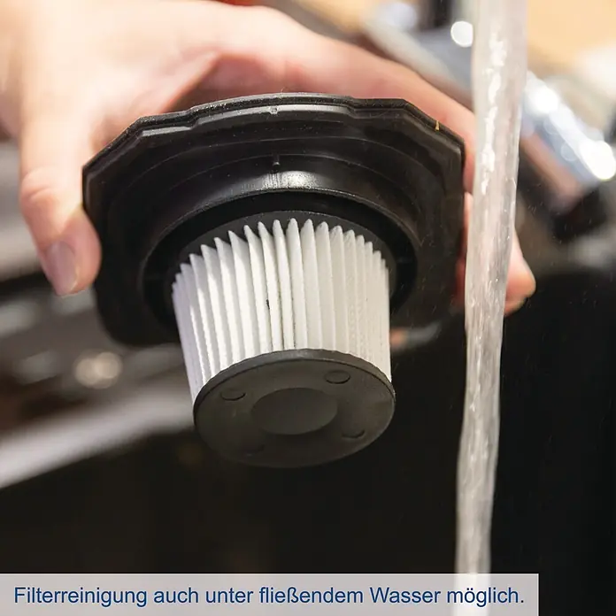 Scheppach IXES 20V Akku-Handstaubsauger C-HVC150-X - 20 V, Ohne Akku, Behältervolumen: 0,56 l - Weißer Faltenfilter eines Staubsaugers wird unter fließendem Wasser gereinigt.