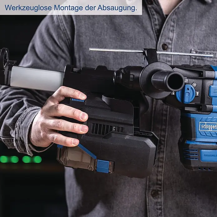 Scheppach IXES 20V Akku-Kombihammer - 20 V, Ohne Akku, 2,8 J - Person hält blauen/schwarzen Bohrhammer mit werkzeuglos montierbarem Staubabsaugaufsatz. Mit transparentem Staubbehälter.