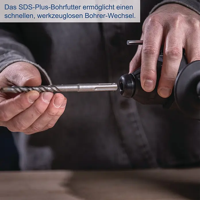 Scheppach IXES 20V Akku-Kombihammer - 20 V, Ohne Akku, 2,8 J - Hände führen einen SDS-Plus Bohrer in ein Bohrfutter ein, was einen schnellen, werkzeuglosen Bohrerwechsel zeigt.
