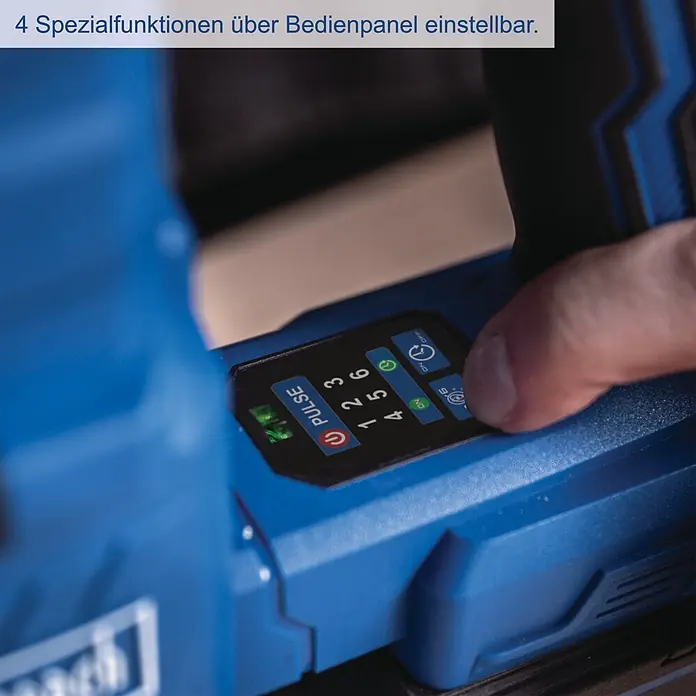 Scheppach IXES 20V Akku-Kombihammer - 20 V, Ohne Akku, 2,8 J - Hand stellt digitales Bedienfeld eines blauen Elektrowerkzeugs ein, zeigt Puls-Modus und numerische Einstellungen.
